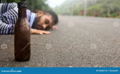 Uomo Ubriaco Sulla Strada Fotografia Stock Immagine Di Tipo