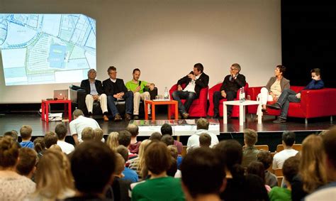 Schüler diskutieren mit Politikern