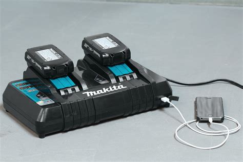 Makita DC18RD LXT 14 4 V 18 V Li Ion Ni MH Dual Port Wall Battery