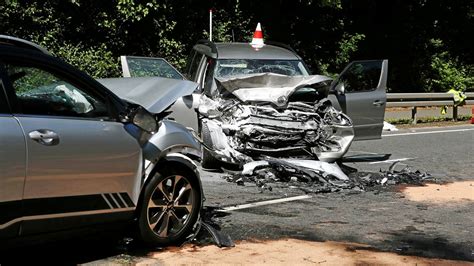 Schwerer Unfall Auf B Fordert Todesopfer Und Mehrere Verletzte