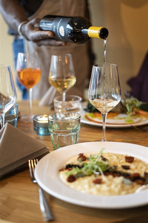 nomadfoodandwine.com