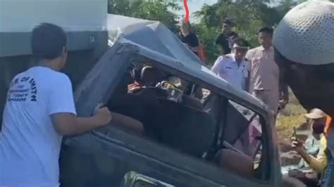 Tabrakan KA Pandalungan Vs Kijang Di Pasuruan 4 Orang Tewas