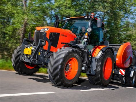 Traktorius KUBOTA M6142 Powershift 142 19 AG Kubota Stokker