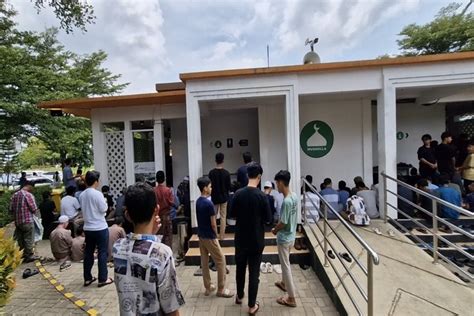 Salat Jumat Di Rest Area Km 86 Tol Cipali Penuh Pemudik Minta Musala