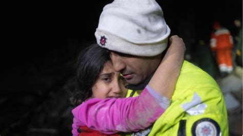 Schweres Erdbeben Mehr als 5000 Tote Schnee und Kälte behindern