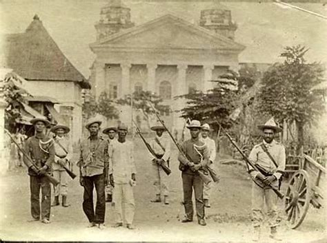 Spanish soldiers and Filipinos in the Spanish army with two Filipino ...