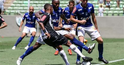 Terceiro goleiro do Atlético MG falha Fábio brilha e Cruzeiro vence