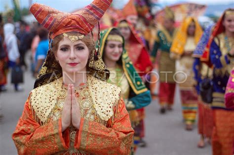 Pelajar Asing Belajar Budaya Minang Antara Foto