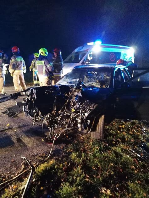 Lelkowo Po pijaku i bez prawka rozbił się na drzewach Ogromna siła