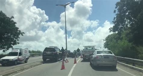 Colisão em viaduto da BR 116 congestiona trânsito na Av Alberto