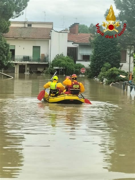 Alluvione Emilia Romagna Vigili Del Fuoco Di Vercelli Salvano