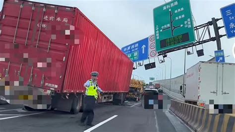 上海浦东一集卡撞到快速路隔音墙后致龙门架受损，驾驶员送医