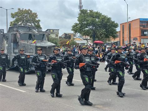 Polic A De Colombia On Twitter Con Paso Firme Y Seguro Las Mujeres