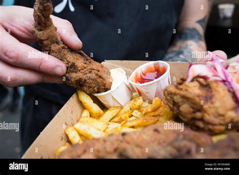 Poulet Frit Et Frites Avec Salade De Chou Tremp Es Dans La Mayonnaise