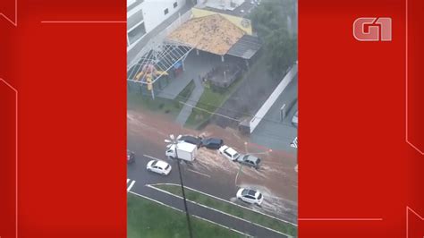 VÍDEO Motociclista é arrastado por correnteza formada na rua durante