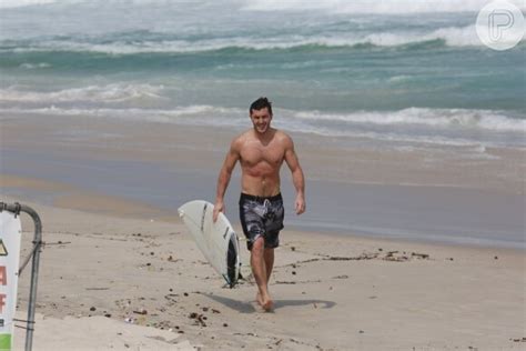 Klebber Toledo Exibe Corpo Sarado Ao Surfar Na Praia Da Barra No Rio