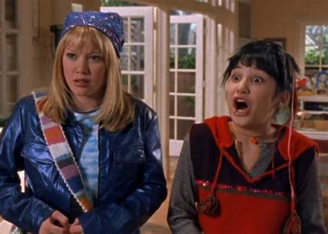 25 Of The Most Iconic Lizzie Mcguire Looks Of All Time Lizzie Mcguire