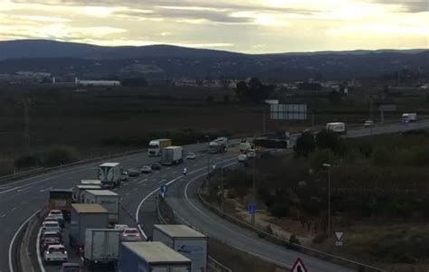 Atascos en Valencia HOY El vuelco de un camión cargado de naranjas