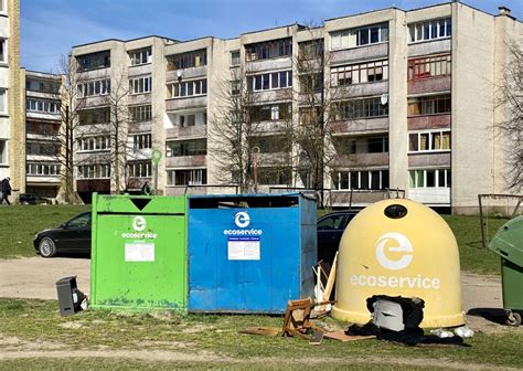 Vilniaus Salinink Gyventojai Prie Inasi Konteineriams Tarp Nam