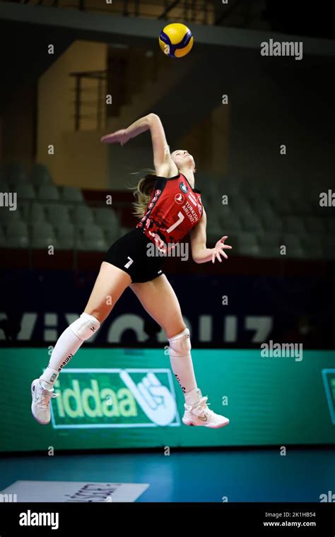 ISTANBUL TURKEY JANUARY 13 2022 Kiera Van Ryk Serves During Turk