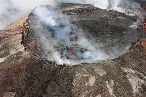 Man Fell In To Kilauea Volcano, Hawaii After Climbing Guardrail to 'Get ...