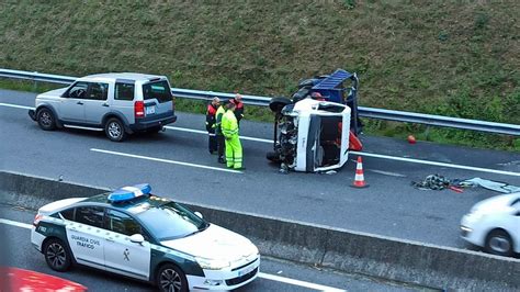 Dos vehículos colisionan con un camión en la autovía de Barbanza y