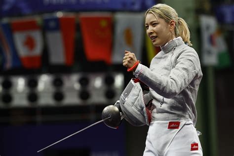 【パリ五輪】日本選手団旗手の江村美咲は苦戦も2回戦を突破女子サーブル個人 スポーツ報知