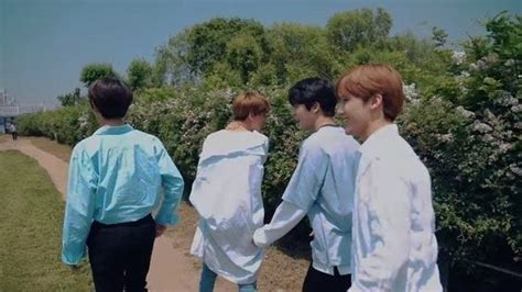 adek  empat remaja laki laki  terduduk  haedjangu