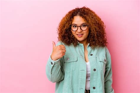 Jovem Latina Curvil Nea Isolada Na Parede Rosa Chocada Apontando O