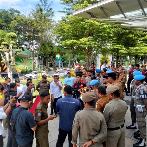 DPD Alamp Gelar Aksi Di Kantor Wali Kota Banda Aceh Dan Berikan Piagam