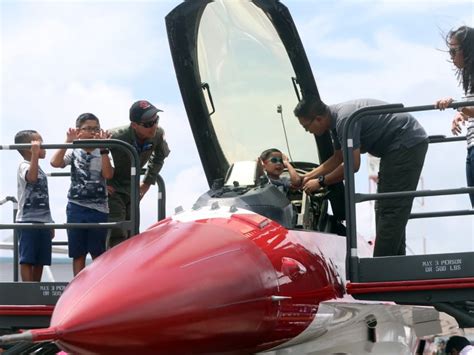 Aerial stunts, aircraft displays delight 80,000-strong crowd at S’pore ...