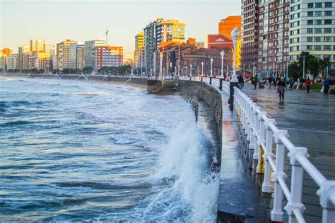 Ondas Que Machacan Con La Pared En La Playa De San Lorenzo En Gij N