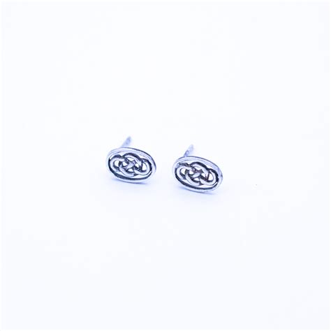 oval knot stud