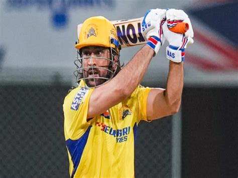 Ipl Ms Dhoni Making His Own Contribution With Bat But Csk Should