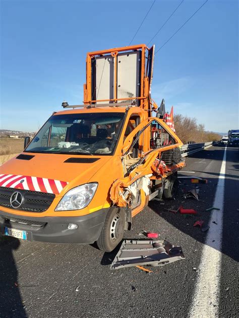 Paura In Autostrada Camion Contro Il Furgone Degli Operai