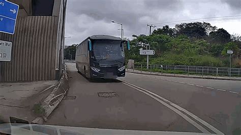 車cam直擊‧有片｜旅遊巴逆線行車險撞 網民指摘駕駛態度有問題 新浪香港