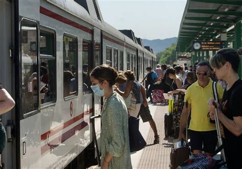 Renfe expide 34 436 abonos gratuitos de Cercanías y Media Distancia en