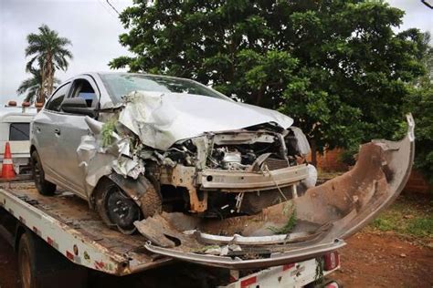 B Bado Motorista Perde Controle Em Curva E Bate Carro Em Poste