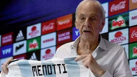 El homenaje de AFA a César Luis Menotti en medio de la final del torneo