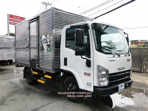 Giá Bán XE TẢI THÙNG KÍN 3 CỬA 1 995 TẤN ISUZU QLR77FE4 ĐẦU VUÔNG