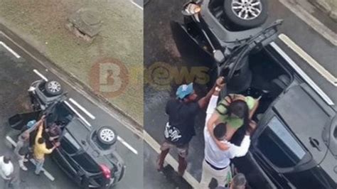 Casal é resgatado por populares após capotar carro na frente da