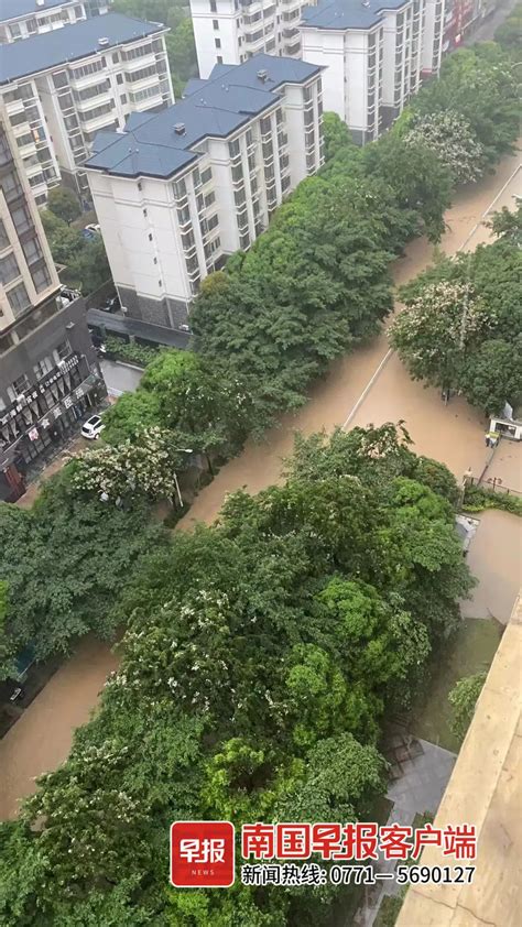 特大暴雨来了！南宁多条道路积水严重，有车辆被淹！暴雨红色预警发布