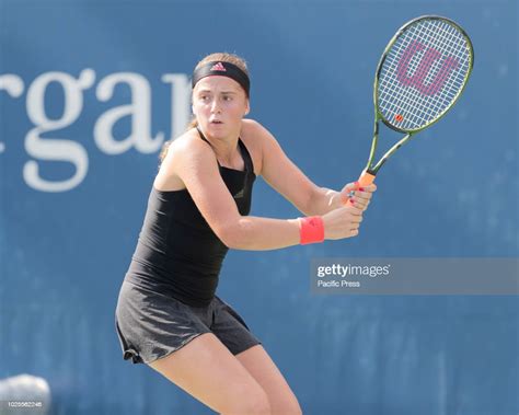 Jelena Ostapenko Of Latvia Returns Ball During Us Open 2018 2nd Round News Photo Getty Images