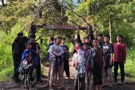 Mendaki Bukit Mongkrang Destinasi Wisata Yang Berada Di Tawangmangu