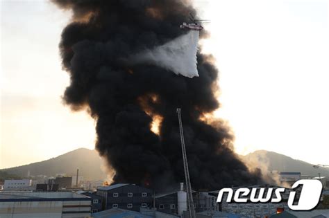 대구 서구 공장 화재하늘로 치솟는 화염 뉴스1