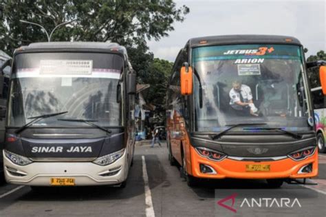 Kedatangan Bus Di Terminal Cicaheum Bandung Alami Keterlambatan