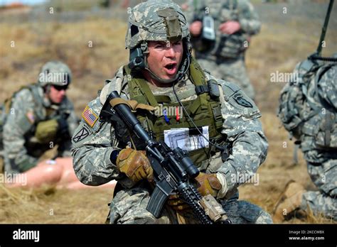 Us Army Sergeant Yells A Command To Fellow Soldiers Stock Photo Alamy