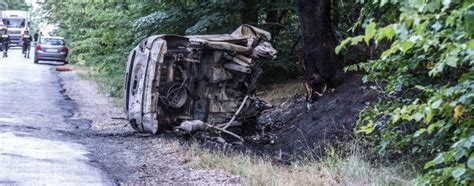 Żyje dzięki pomocy innych kierowców Samochód po uderzeniu w drzewo