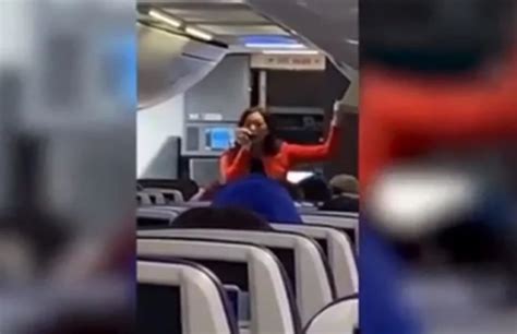 Viral Video फ्लाइट में एयरहोस्टेस ने किया ऐसा काम लोग बजाने लगे तालियां Air Hostess Rap