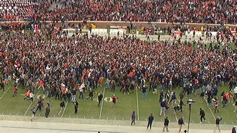 Virginia Fans Rush The Field After Defeating Va Tech Espn Video